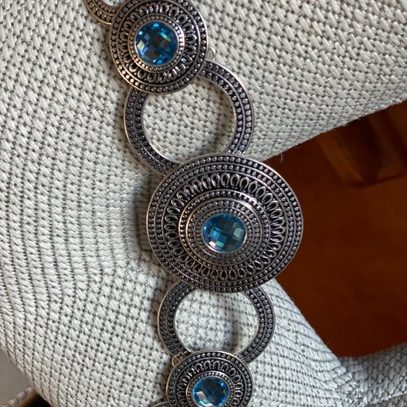 Gorgeous Silver and Blue Necklace. - Picture 3 of 3